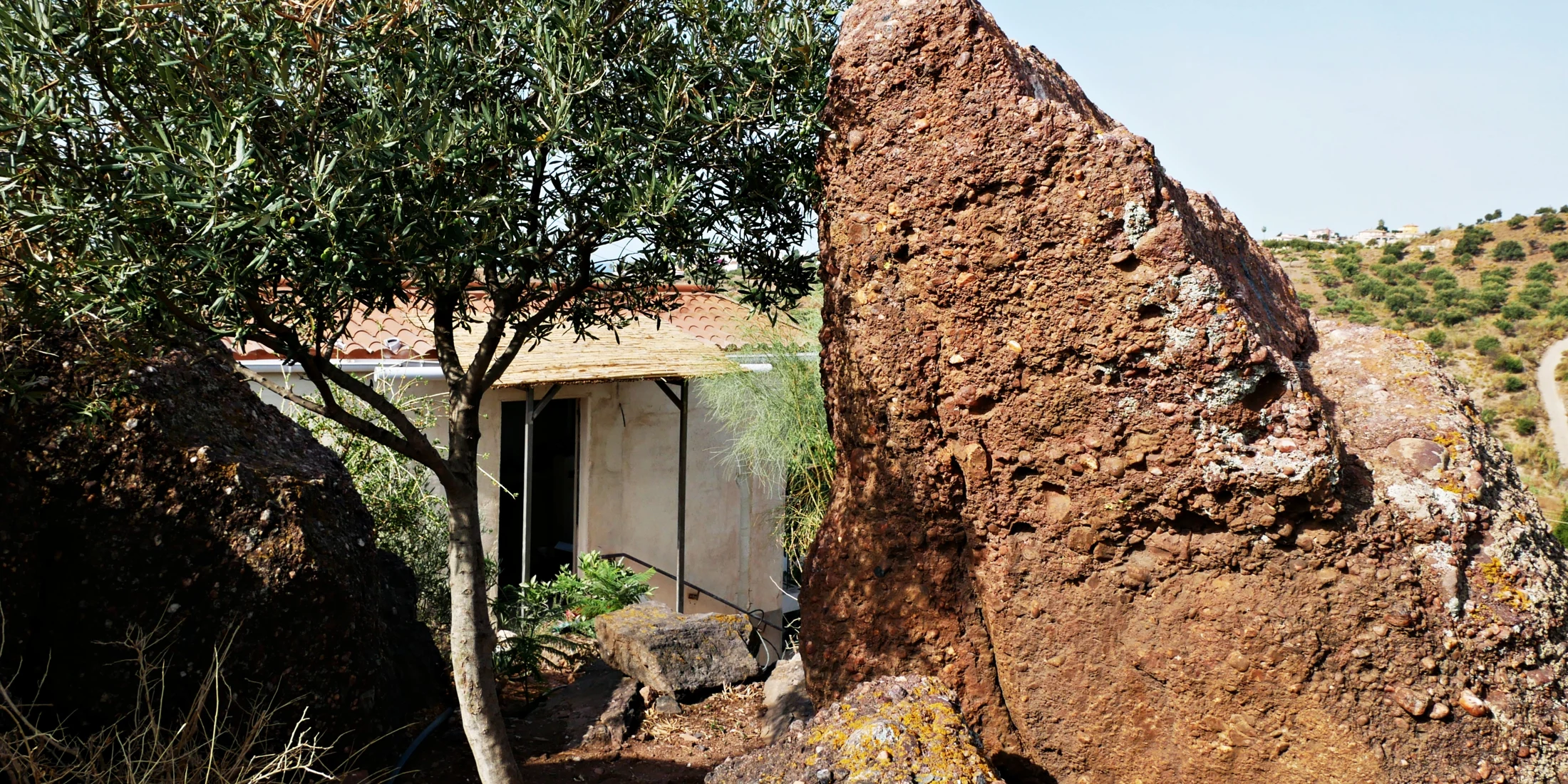 Casa Pedregal eingebettet zwischen Felsen und Olivenbäumen